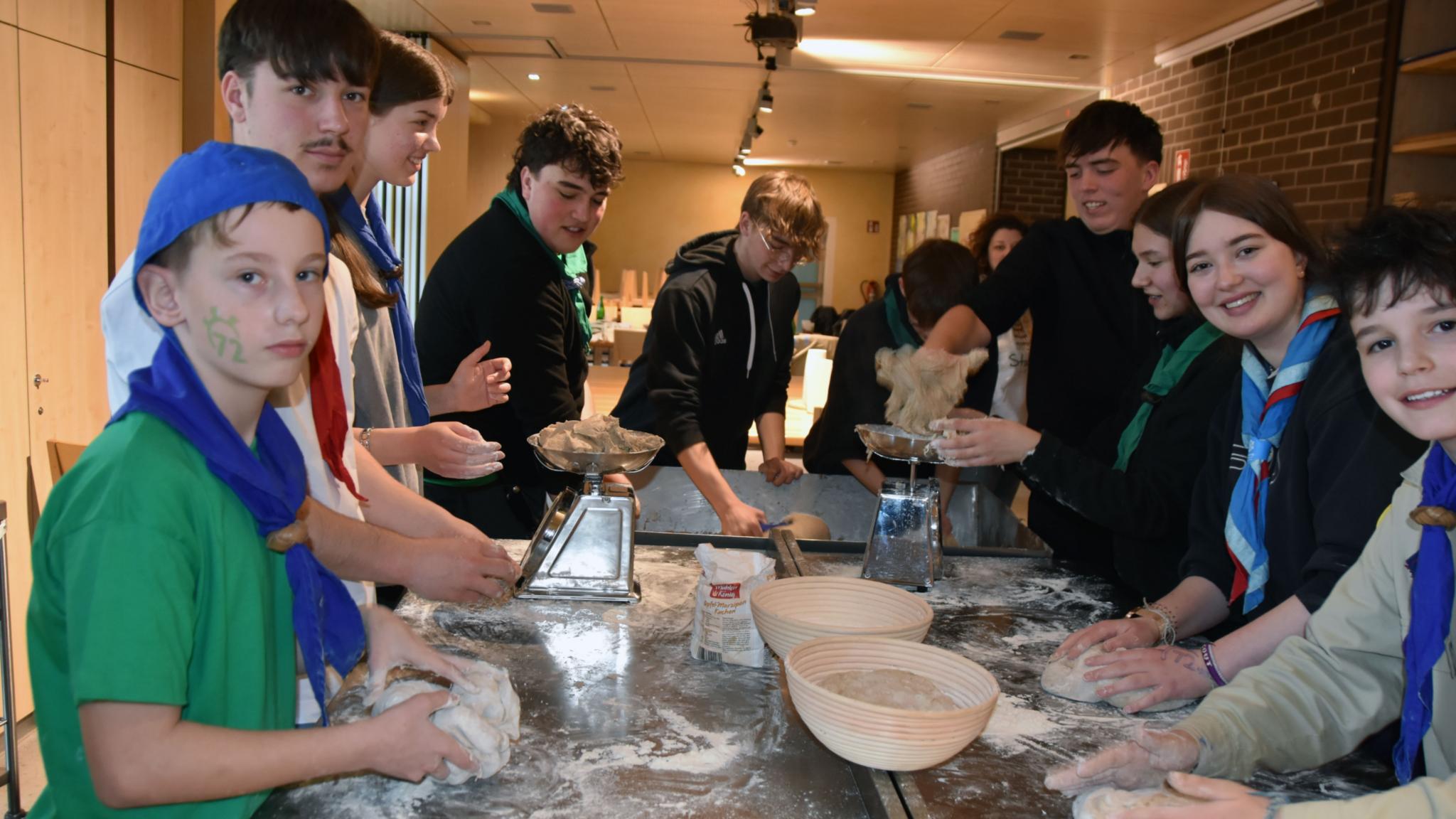 Im Rahmen der 72-Stunden-Aktion backen die Warndt Scouts im Backhaus Lauterbach 72 Brote.