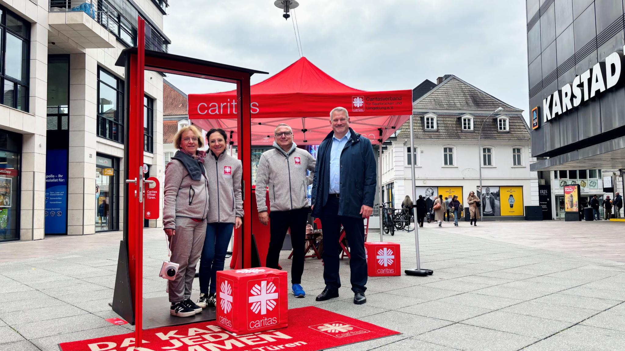 Bildunterschrift vlnr.: Jutta Anton-Wachall (Abteilungsleiterin der Caritas), Annika Johänntgen (Schuldnerberatung der Caritas), Matthias Tonnelier (Allgemeine Sozialberatung der Caritas), Michael Schley (Caritasdirektor)