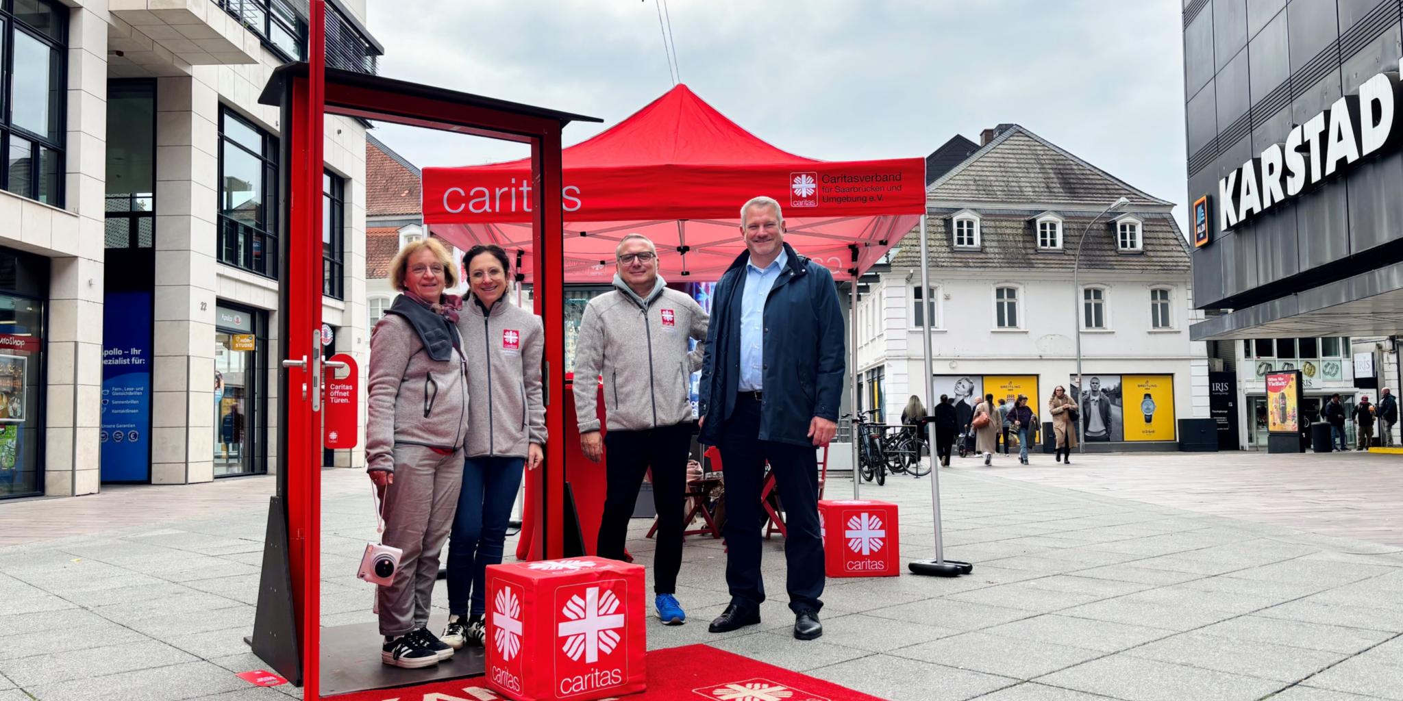 Bildunterschrift vlnr.: Jutta Anton-Wachall (Abteilungsleiterin der Caritas), Annika Johänntgen (Schuldnerberatung der Caritas), Matthias Tonnelier (Allgemeine Sozialberatung der Caritas), Michael Schley (Caritasdirektor) (c) Caritas Bildunterschrift vlnr.: Jutta Anton-Wachall (Abteilungsleiterin der Caritas), Annika Johänntgen (Schuldnerberatung der Caritas), Matthias Tonnelier (Allgemeine Sozialberatung der Caritas), Michael Schley (Caritasdirektor)