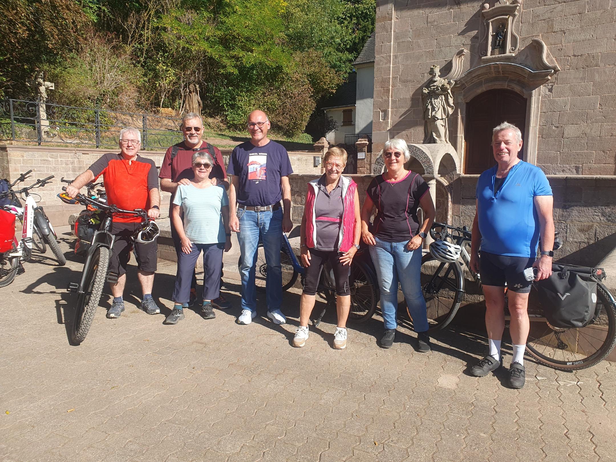 Ankunft der Fahrradpilger an der Wendelinuskapelle in St. Wendel.