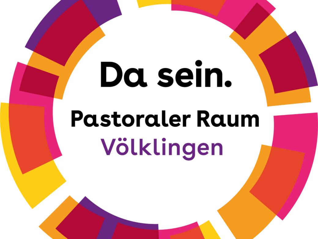 Man sieht einen Kreis mit einem bunten Rand. Darin die Worte: Da sein. Pastoraler Raum Völklingen