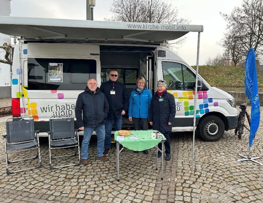 Hartmut Dahmen, Christoph Morgen sowie Agnes Himbert und Martina Wenzel am 14. Februar vor dem kirche:Mobil!