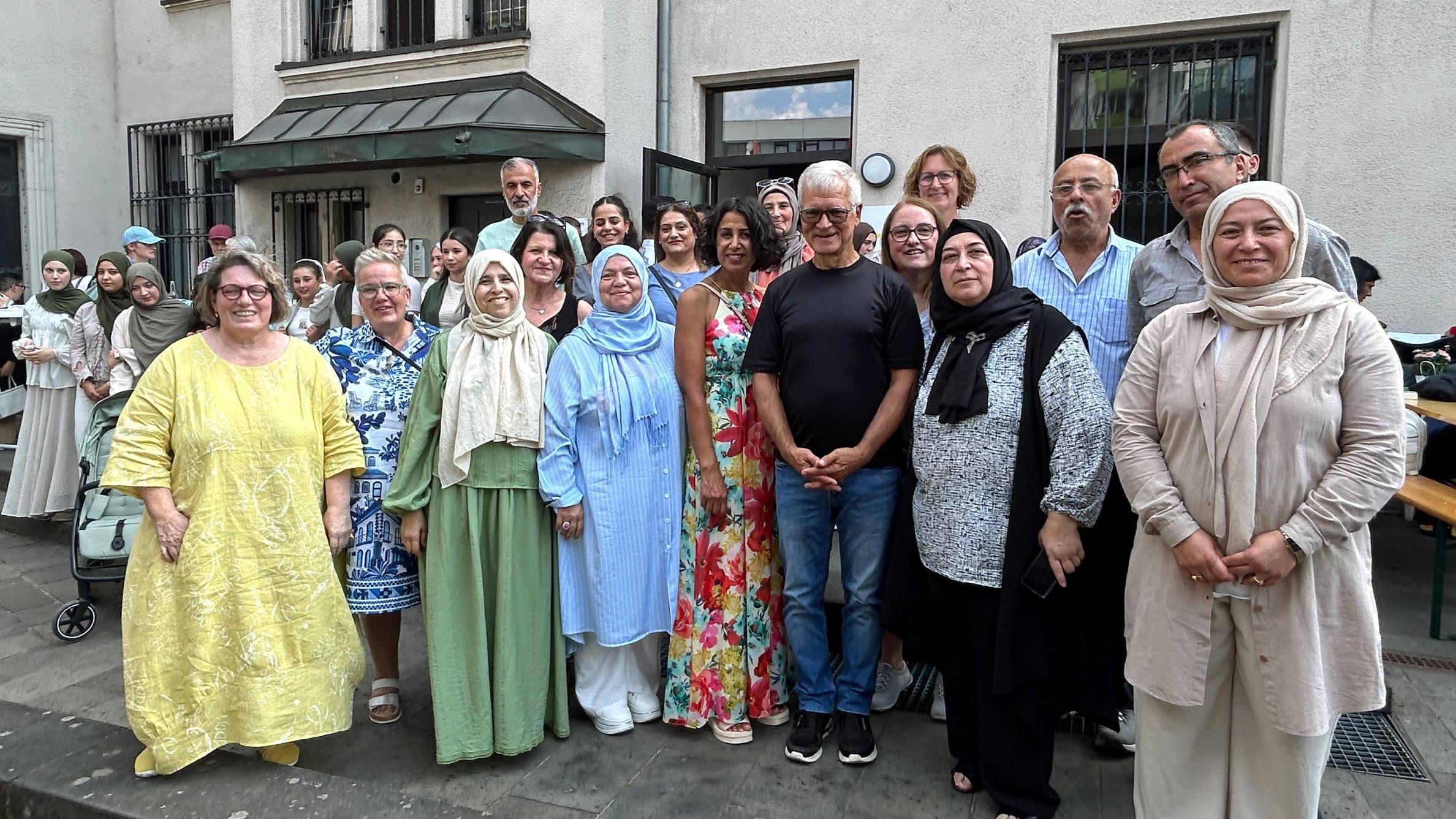 Menschen verschiedener Kulturen und Religionen haben am Samstag das 20-jährige Bestehen des Interreligiösen Dialogkreises Völklingen gefeiert. Unter den Gratulanten war Sozialstaatssekretärin Bettina Altesleben und Oberbürgermeister Stephan Tautz.