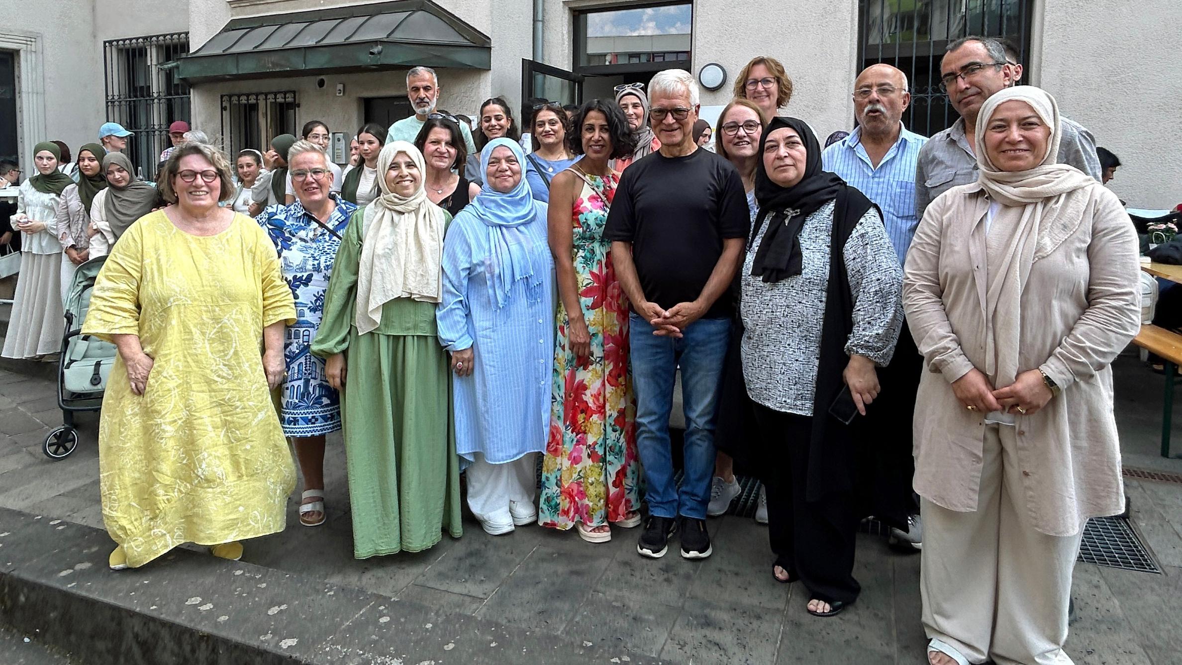 Menschen verschiedener Kulturen und Religionen haben am Samstag das 20-jährige Bestehen des Interreligiösen Dialogkreises Völklingen gefeiert. Unter den Gratulanten war Sozialstaatssekretärin Bettina Altesleben und Oberbürgermeister Stephan Tautz.