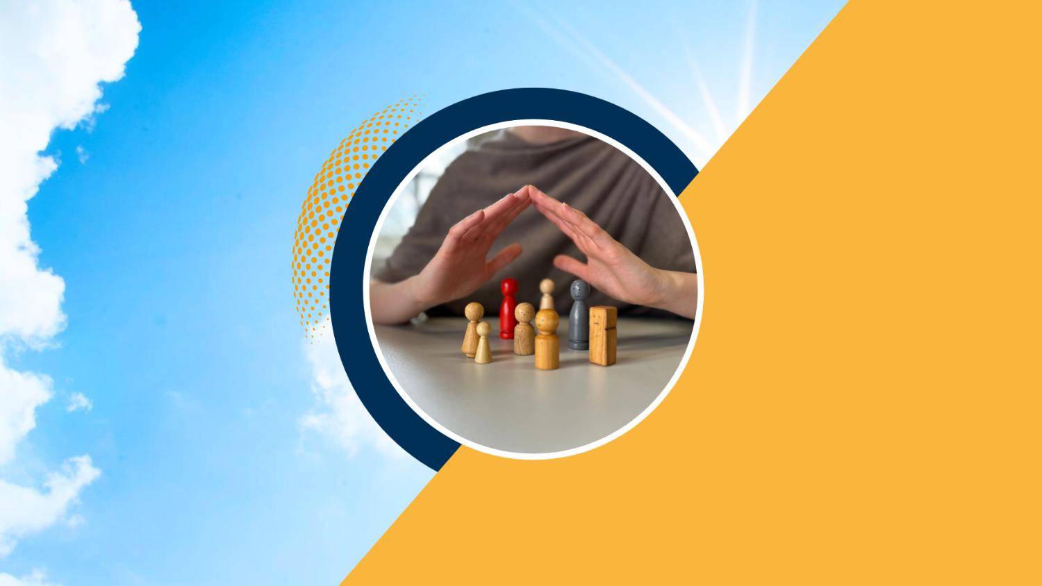 Man sieht verschiedene hölzerne Spielfiguren auf einem Tisch. Darüber sind schützend zwei Hände ausgebreitet. Das Foto befindet sich ein einem geschützten Kreis vor einem Wolkenhimmel