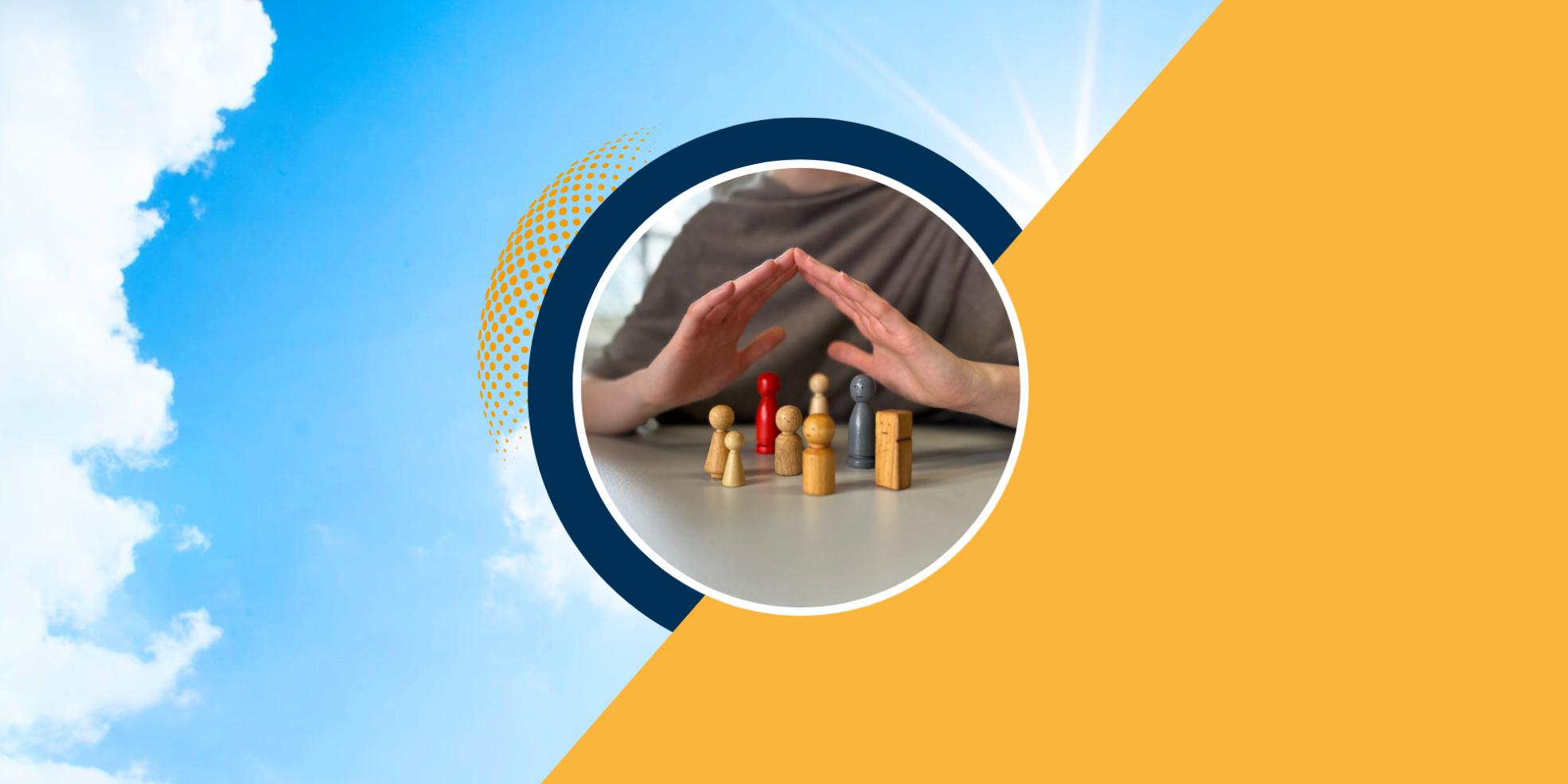 Man sieht verschiedene hölzerne Spielfiguren auf einem Tisch. Darüber sind schützend zwei Hände ausgebreitet. Das Foto befindet sich ein einem geschützten Kreis vor einem Wolkenhimmel